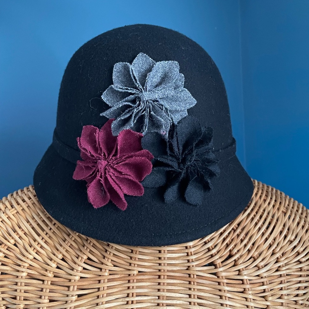 Scalia Pronto Wool Felt Cloche Hat Fabric Flower Decoration Black Burgundy EUC
